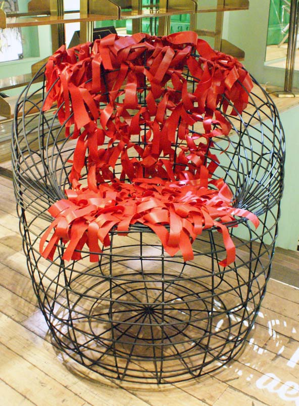 Anacleto spazzapan: Poltrona Design Wire nere e rosse del XX Secolo Opera d'arte esemplare - Robertaebasta® Art Gallery opere d’arte esclusive.